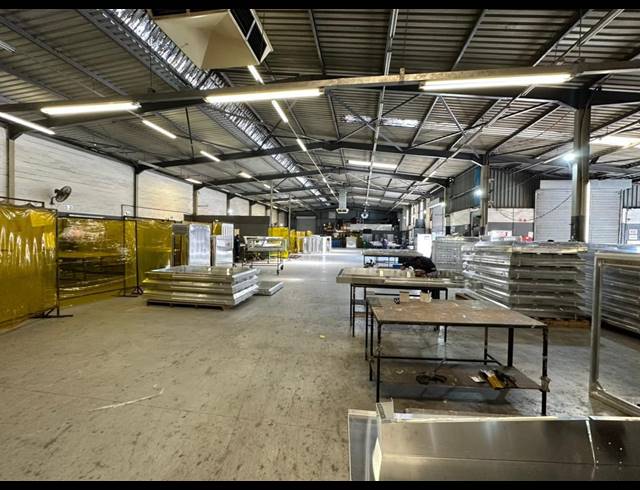1,441M² WAREHOUSE TO LET IN OTTERY